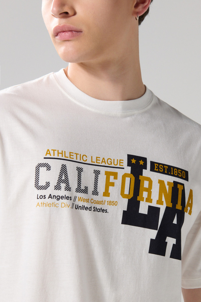 Camiseta hombro rodado crema college con cuello redondo