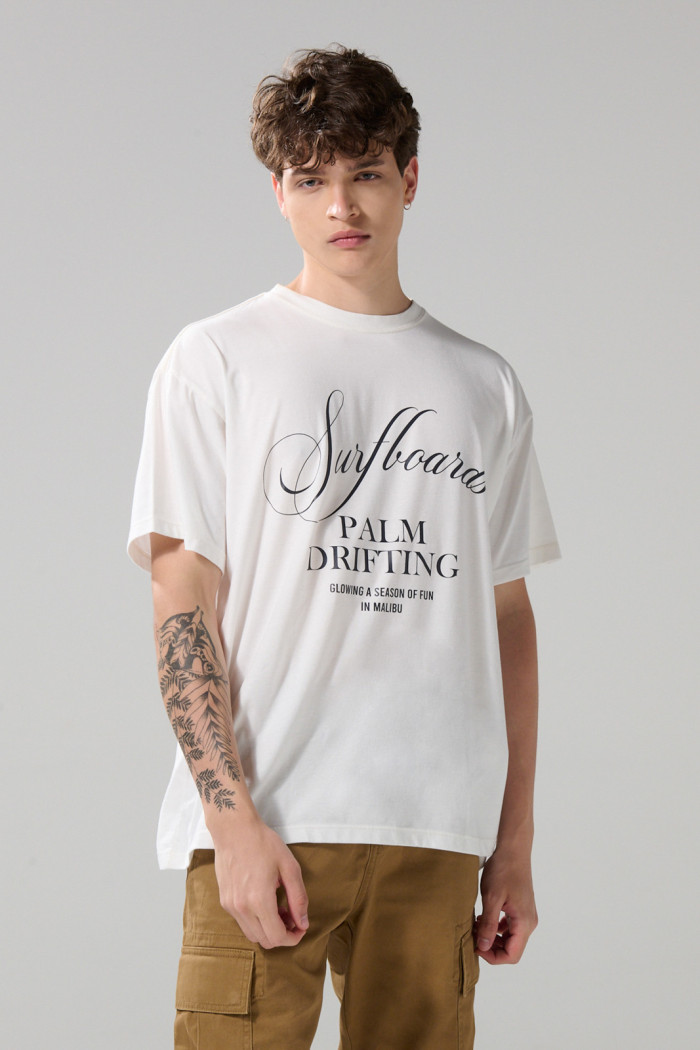 Camiseta oversize crema clara manga corta con texto en frente