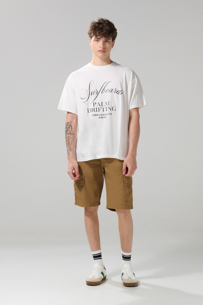 Camiseta oversize crema clara manga corta con texto en frente