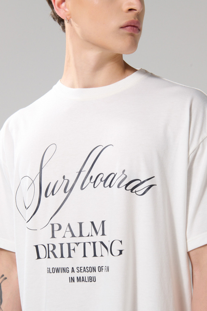 Camiseta oversize crema clara manga corta con texto en frente