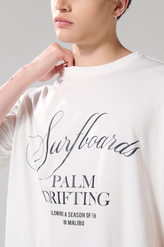 Camiseta oversize crema clara manga corta con texto en frente