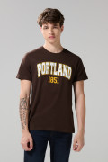 Camiseta café oscura con manga corta y estampado college