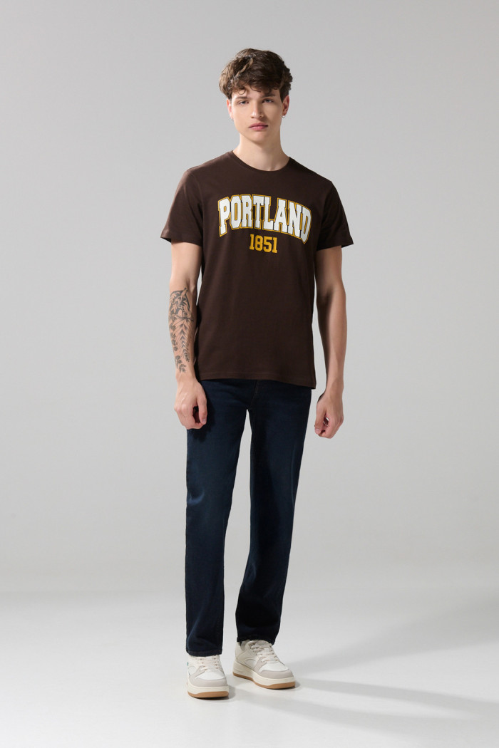 Camiseta café oscura con manga corta y estampado college