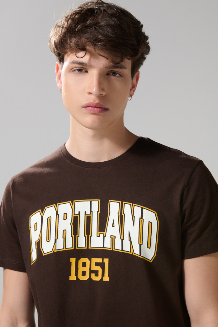 Camiseta café oscura con manga corta y estampado college