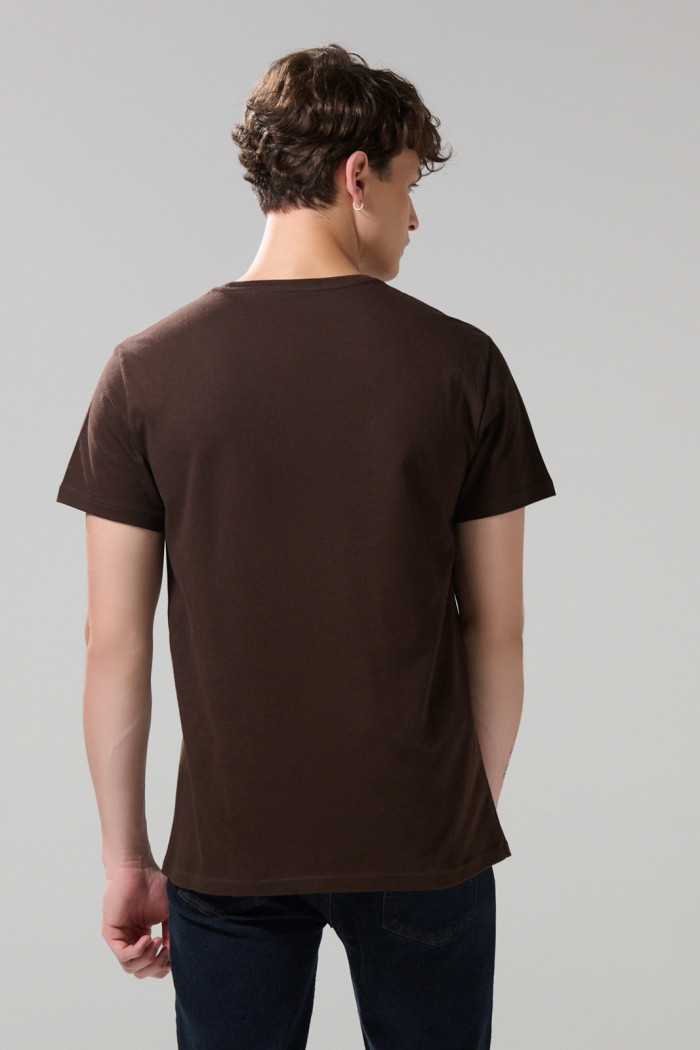 Camiseta café oscura con manga corta y estampado college