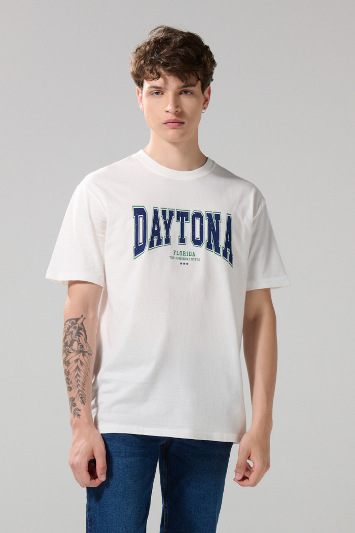 Camiseta college crema manga corta con hombro rodado