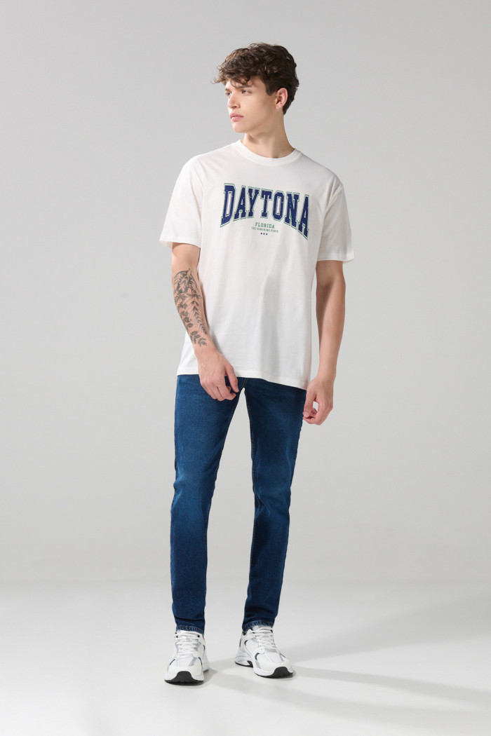 Camiseta college crema manga corta con hombro rodado