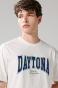 Camiseta college crema manga corta con hombro rodado