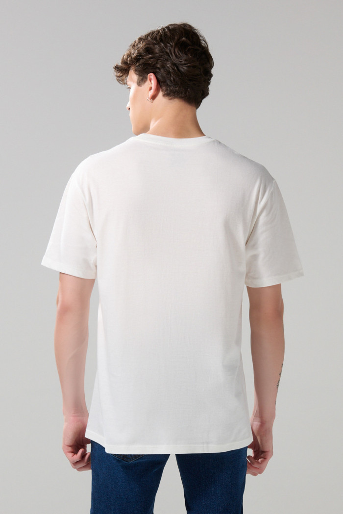 Camiseta college crema manga corta con hombro rodado