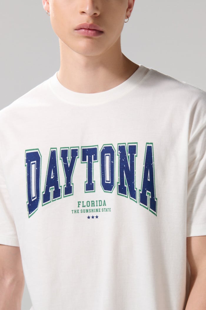 Camiseta college crema manga corta con hombro rodado
