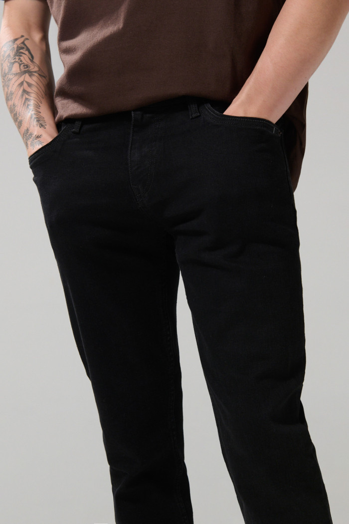 Jean skinny ajustado negro con tiro bajo y cremallera