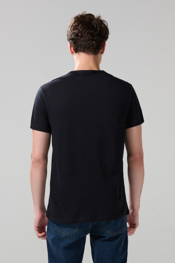 Camiseta en algodón negra con manga corta y cuello redondo