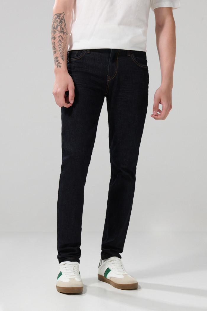 Jean azul intenso skinny con tiro bajo y 5 bolsillos