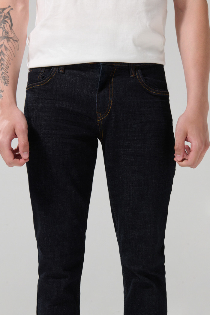Jean azul intenso skinny con tiro bajo y 5 bolsillos