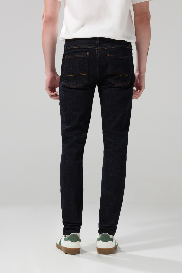 Jean azul intenso skinny con tiro bajo y 5 bolsillos