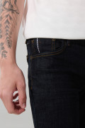 Jean azul intenso skinny con tiro bajo y 5 bolsillos