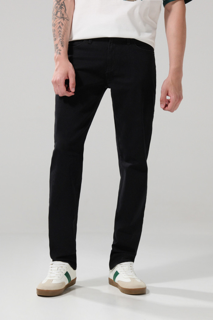 Jean slim negro ajustado con bolsillos y tiro bajo