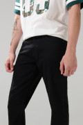 Jean slim negro ajustado con bolsillos y tiro bajo