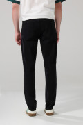 Jean slim negro ajustado con bolsillos y tiro bajo