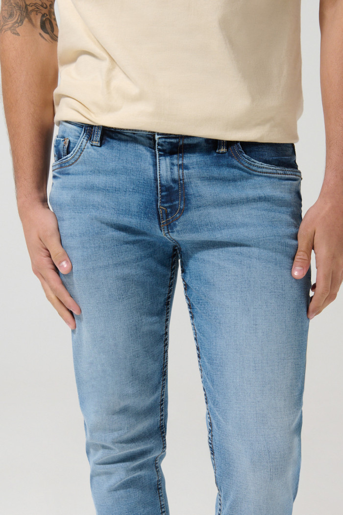 Jean tiro bajo skinny azul medio con desgastes y bolsillos
