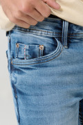 Jean tiro bajo skinny azul medio con desgastes y bolsillos