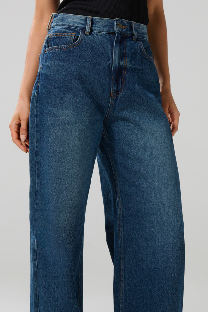 Jean baggy azul oscuro bota ancha con tiro medio