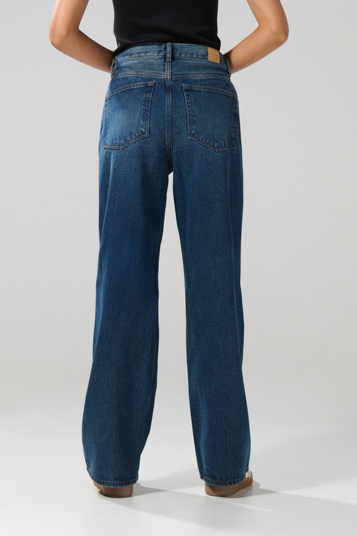 Jean baggy azul oscuro bota ancha con tiro medio
