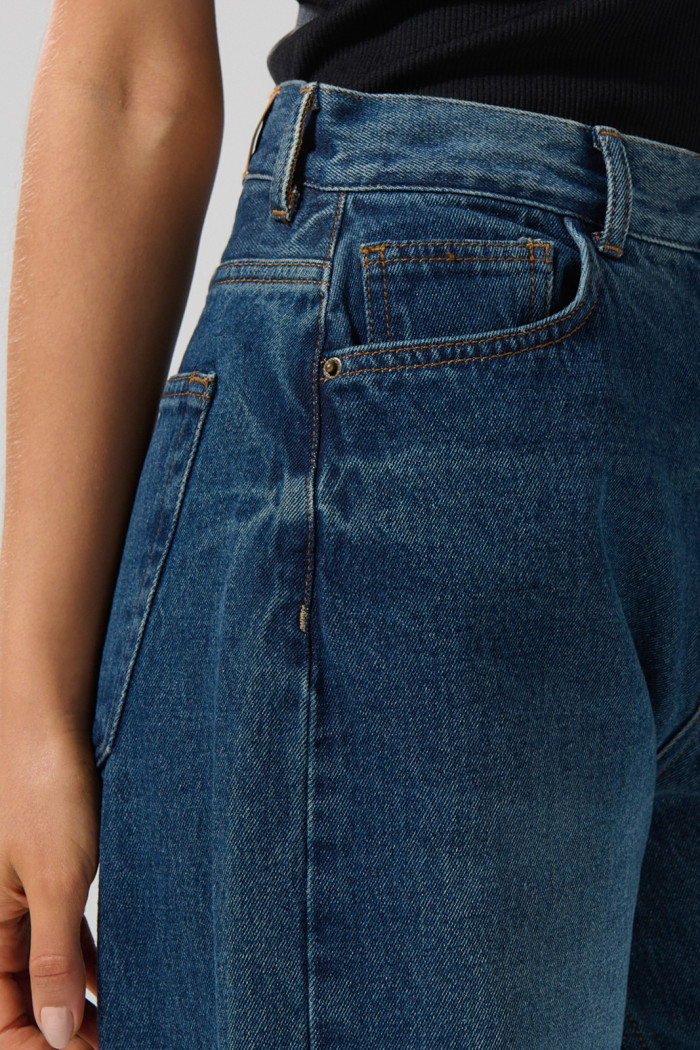 Jean baggy azul oscuro bota ancha con tiro medio