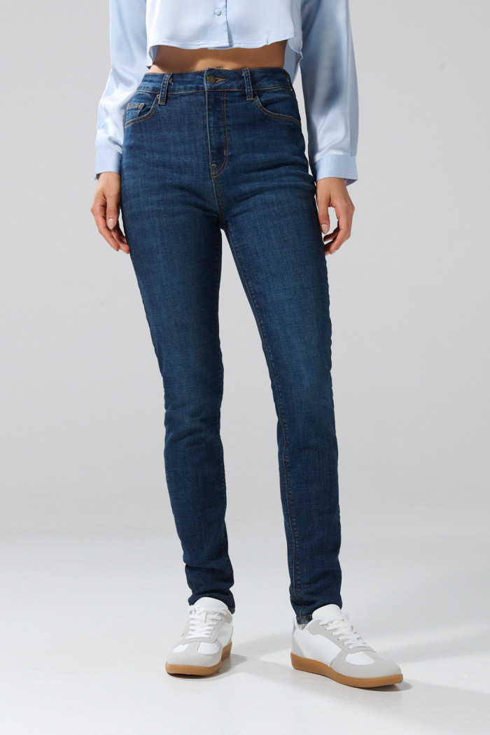 Jean azul oscuro tipo jegging ajustado con tiro súper alto