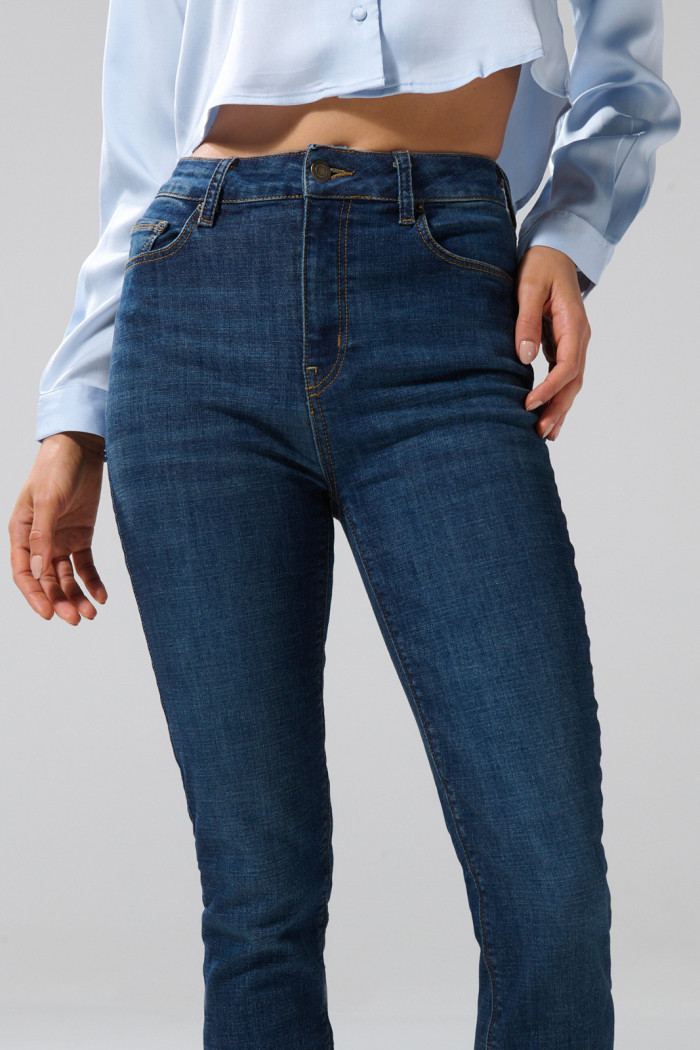 Jean azul oscuro tipo jegging ajustado con tiro súper alto
