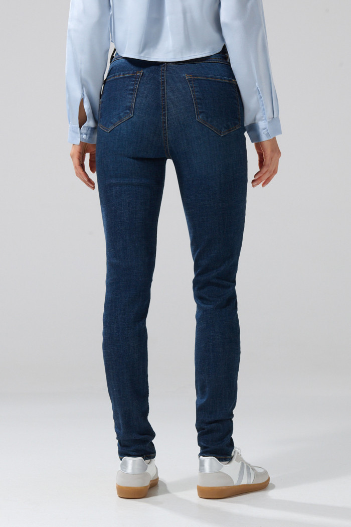 Jean azul oscuro tipo jegging ajustado con tiro súper alto