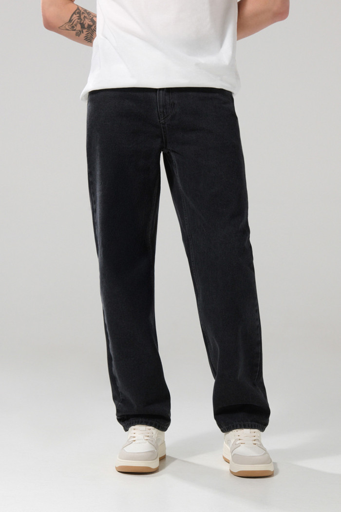 Jean baggy gris intenso con tiro medio y bota ancha