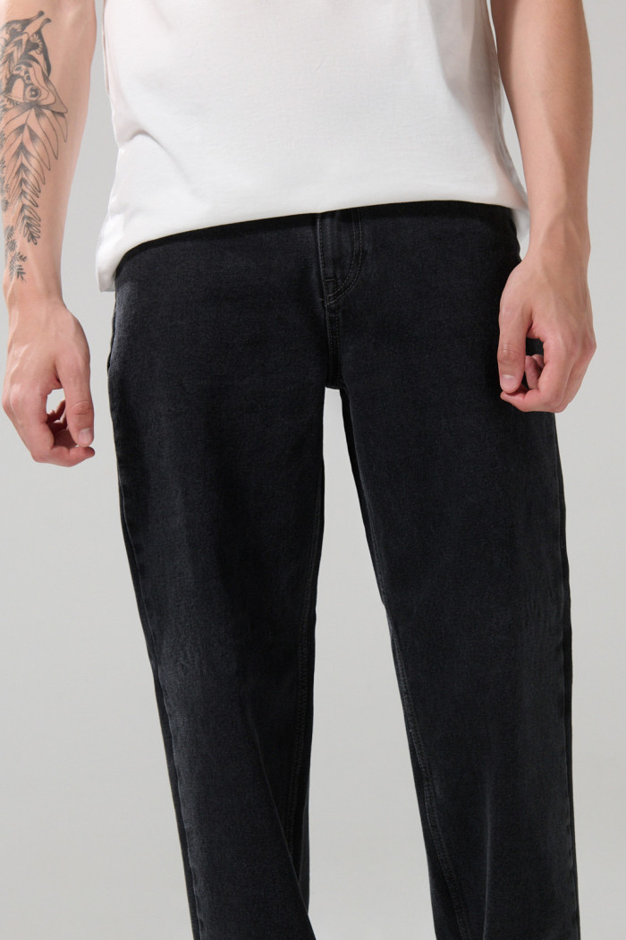 Jean baggy gris intenso con tiro medio y bota ancha