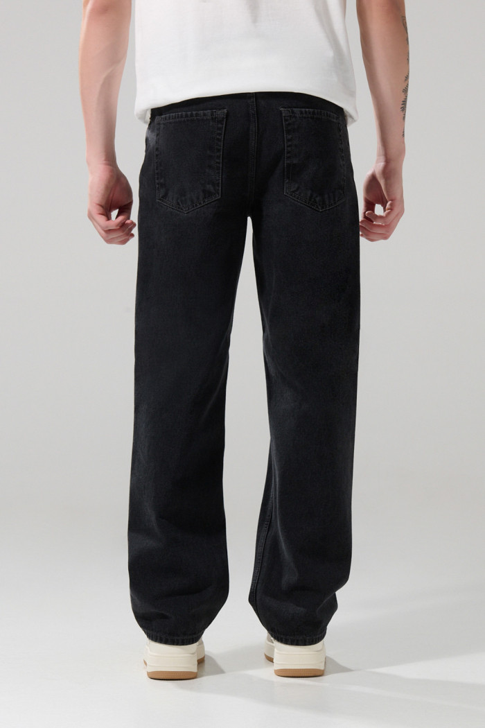 Jean baggy gris intenso con tiro medio y bota ancha