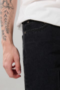 Jean baggy gris intenso con tiro medio y bota ancha