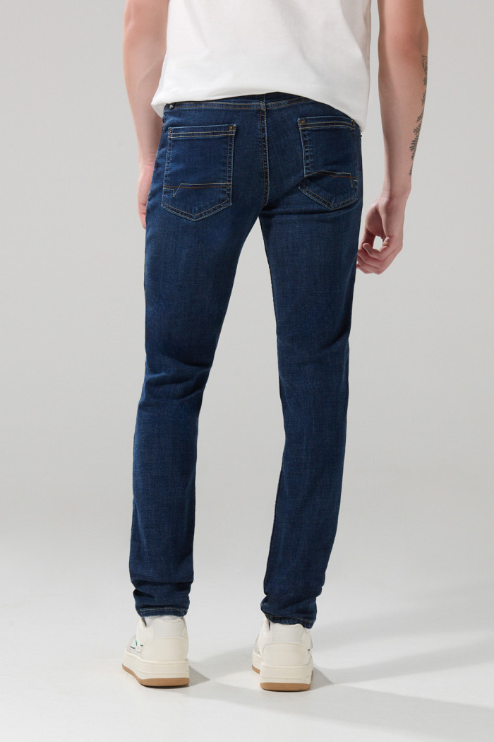 Jean skinny azul oscuro ceñido con bolsillos y tiro bajo