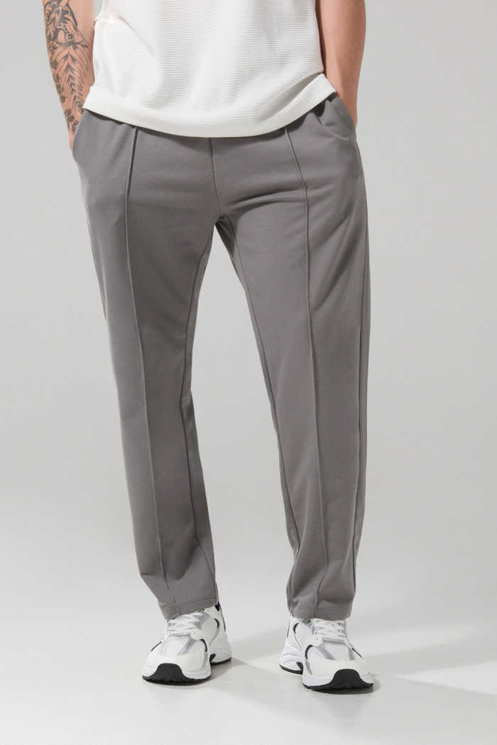Pantalón jogger bota recta unicolor con vena en frente