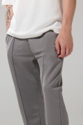 Pantalón jogger bota recta unicolor con vena en frente