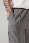 Pantalón jogger bota recta unicolor con vena en frente