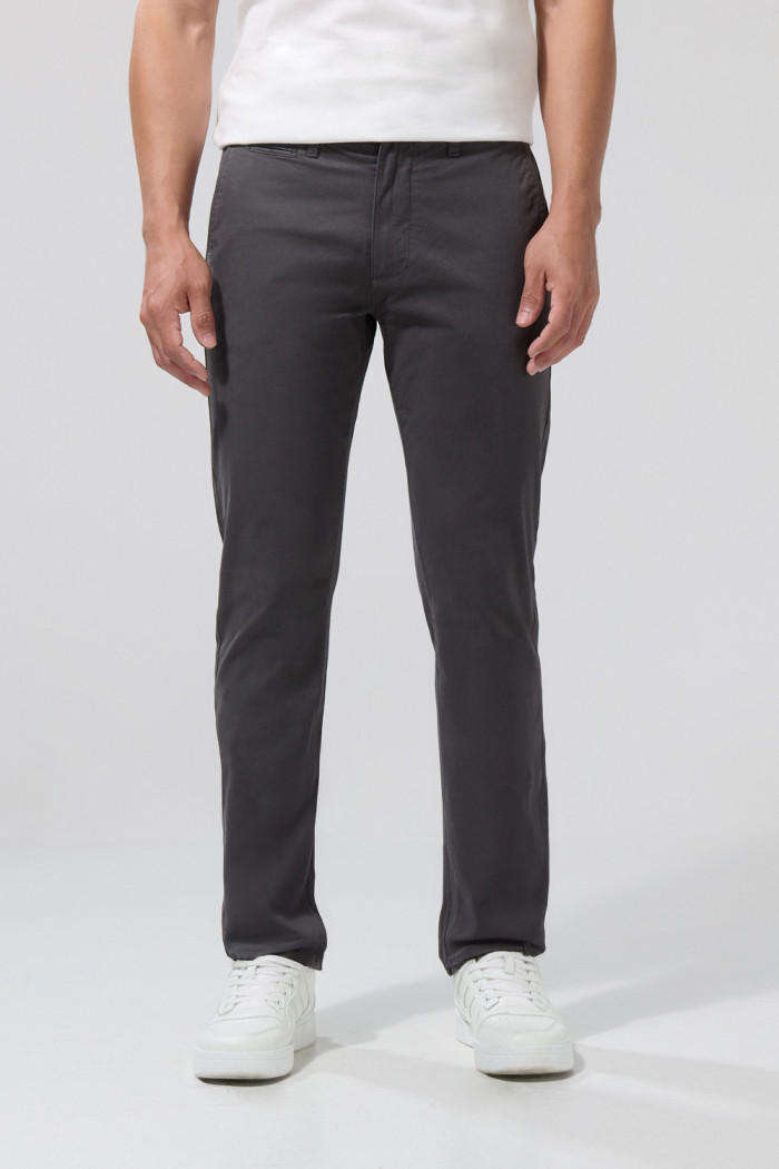 Pantalón slim unicolor de dril con tiro medio y bolsillos