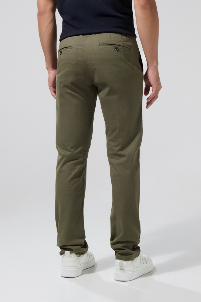 Pantalón slim unicolor de dril con tiro medio y bolsillos