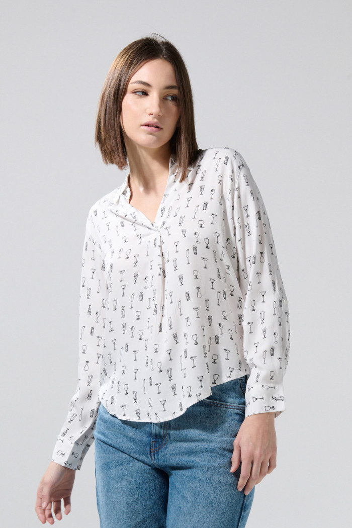 Blusa unicolor estampada con manga larga y charretera