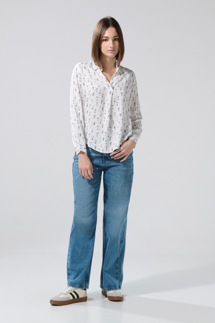 Blusa unicolor estampada con manga larga y charretera