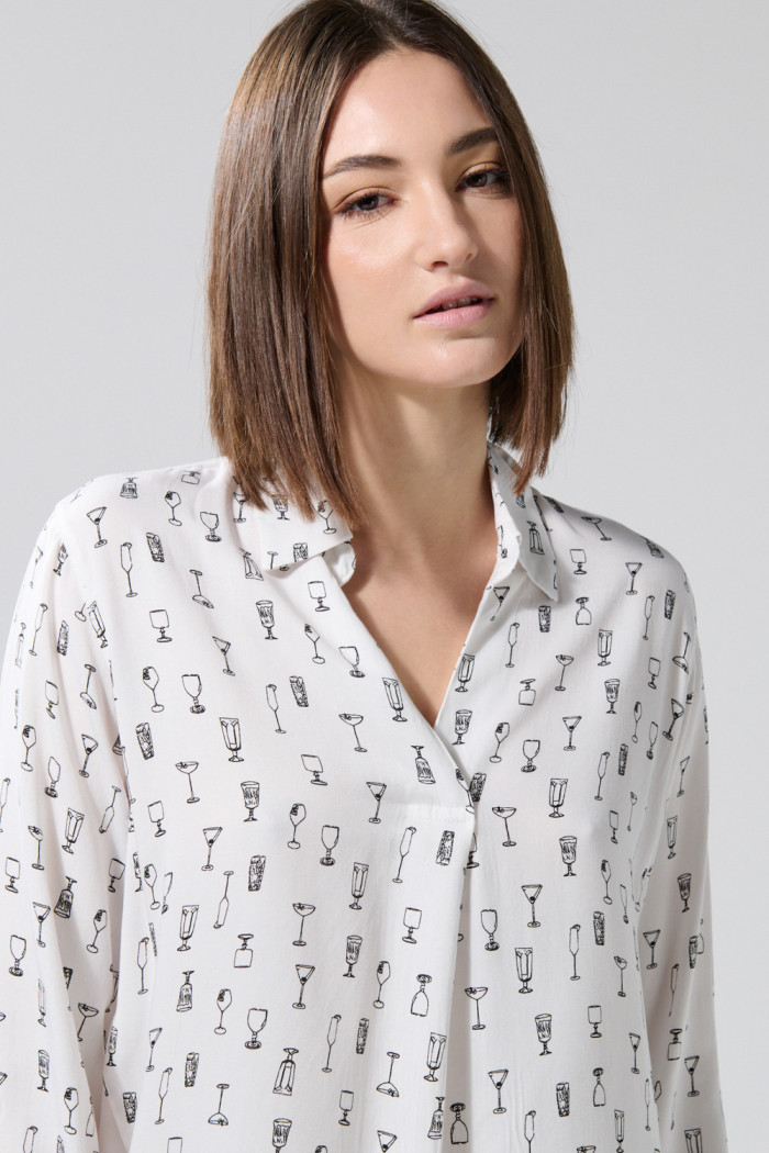 Blusa unicolor estampada con manga larga y charretera