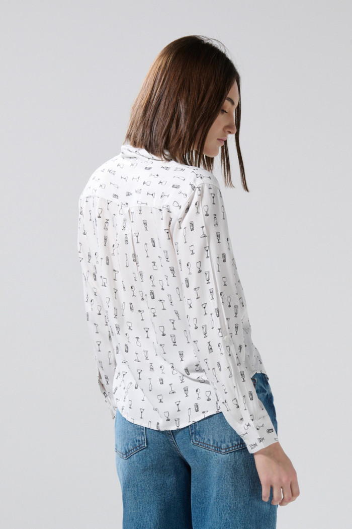 Blusa unicolor estampada con manga larga y charretera