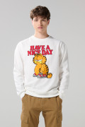 Buzo crema claro con arte de Garfield y cuello redondo