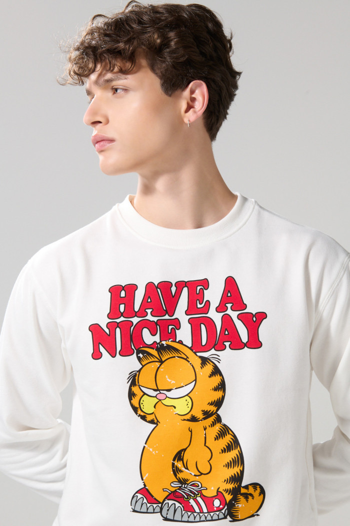Buzo crema claro con arte de Garfield y cuello redondo