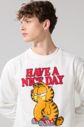 Buzo crema claro con arte de Garfield y cuello redondo
