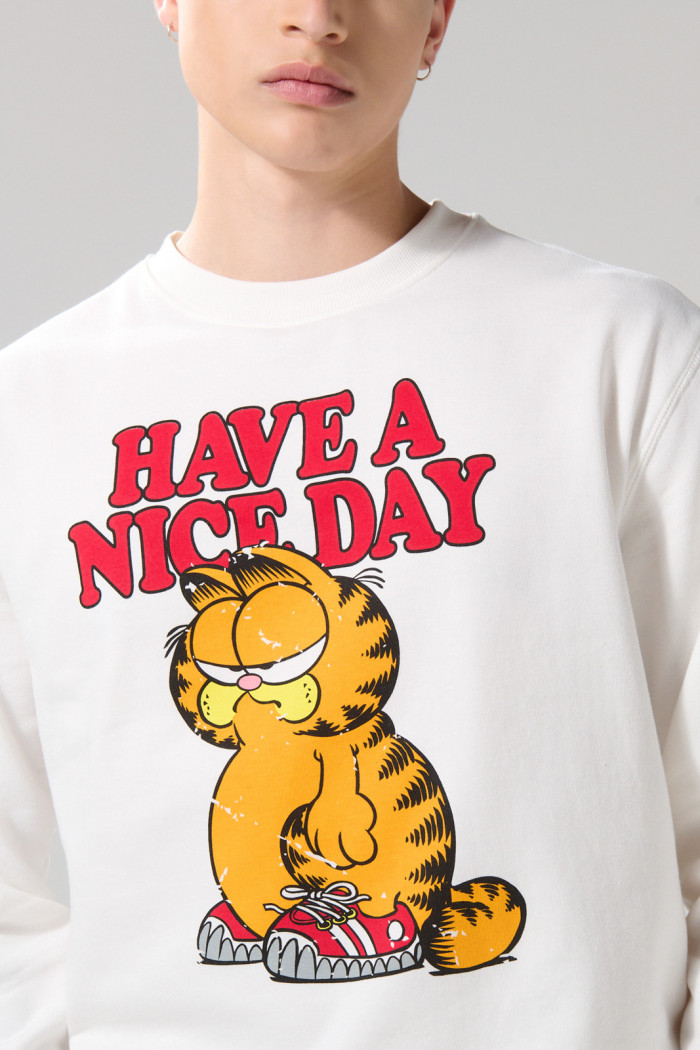 Buzo crema claro con arte de Garfield y cuello redondo
