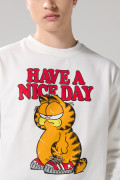 Buzo crema claro con arte de Garfield y cuello redondo